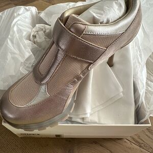 Sneex brand new in box